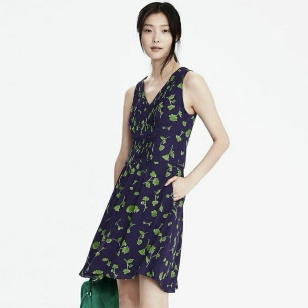 Banana Republic Dress 10 Fit Flare Blue Floral V-Neck Sleveless Pleat Coastal